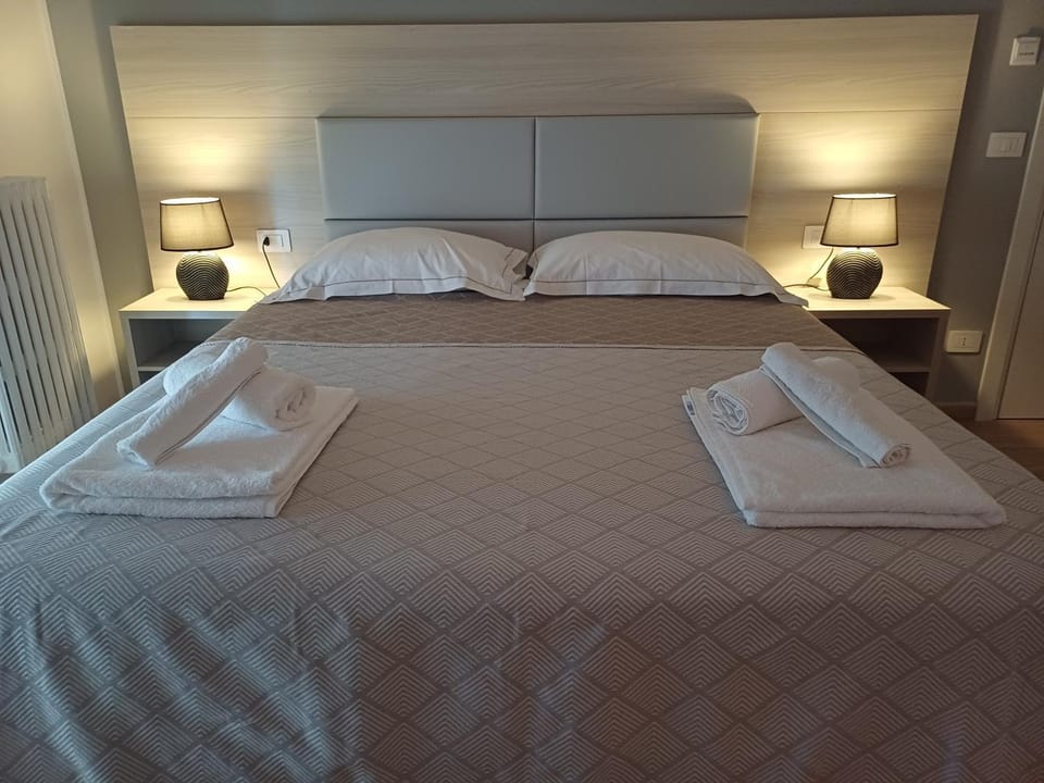 Bed, Photo of the whole room, towels