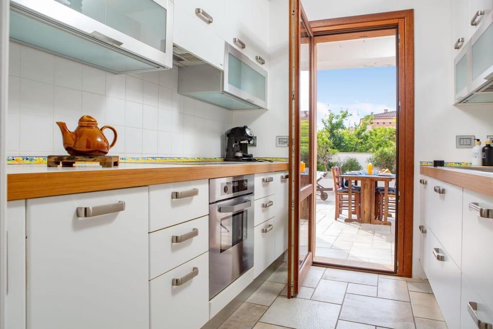 Kitchen or kitchenette, oven