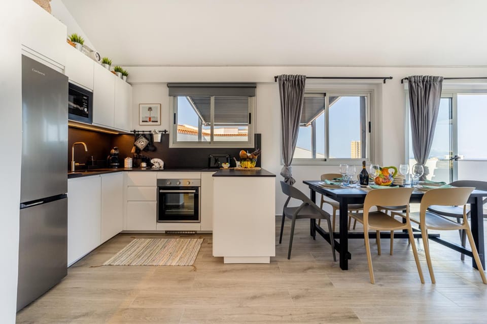 Kitchen or kitchenette, Food and drinks, Dining area, dishwasher, oven, stove
