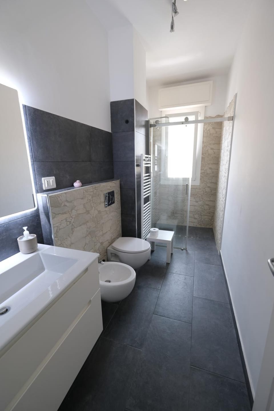 Shower, Toilet, Bathroom, bidet, towels