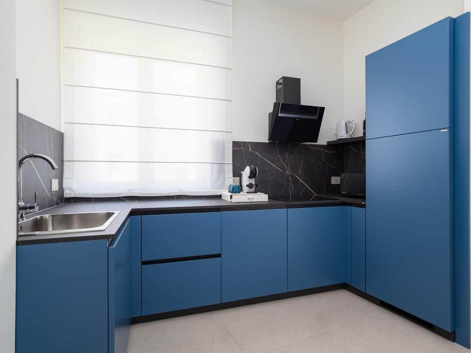 Kitchen or kitchenette, microwave, stove