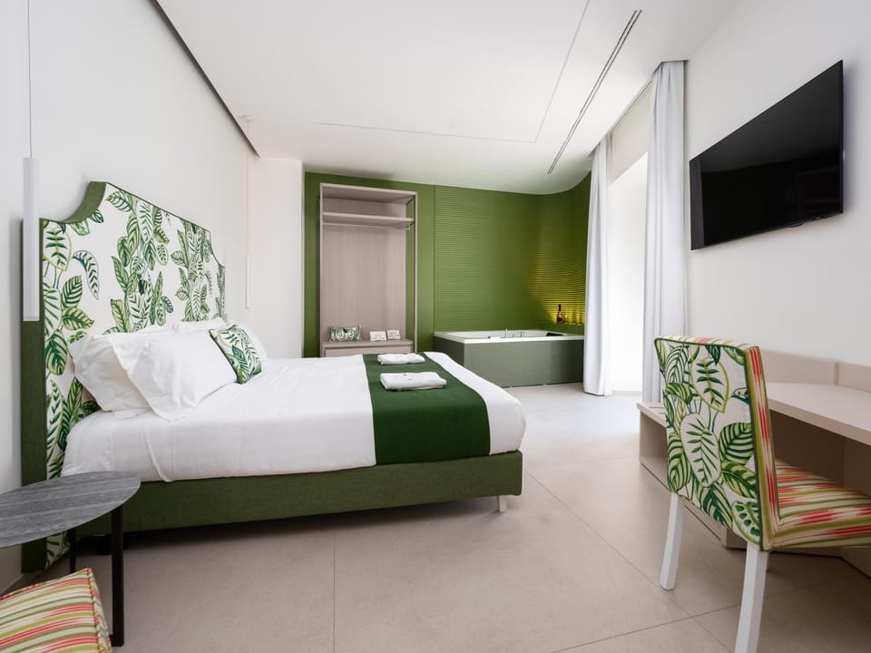 Bed, Hot Tub, TV and multimedia, Photo of the whole room, Seating area, Bedroom, towels, wardrobe