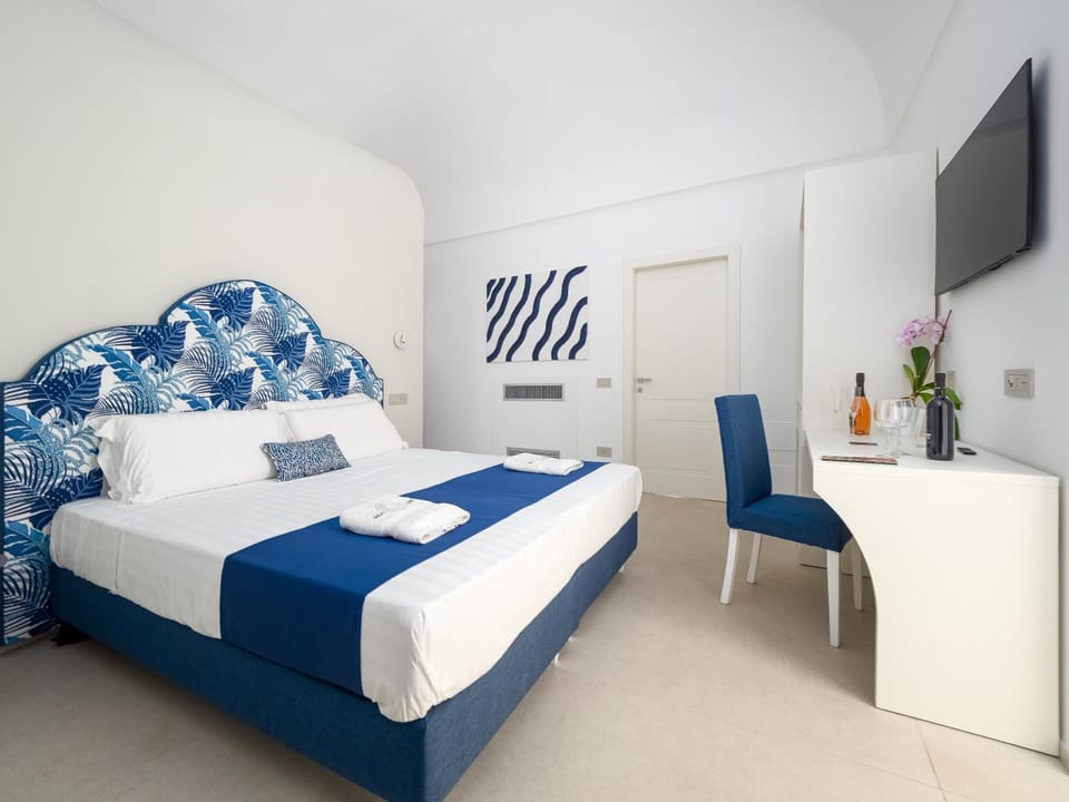 Bed, TV and multimedia, Photo of the whole room, Seating area, Bedroom