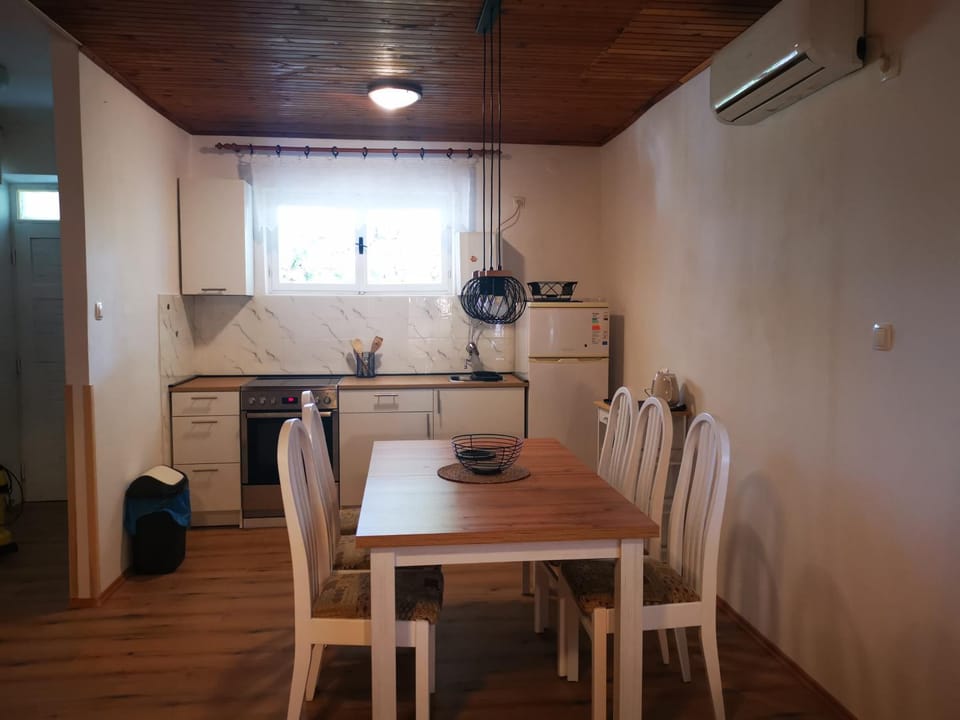Kitchen or kitchenette, Dining area, air conditioner