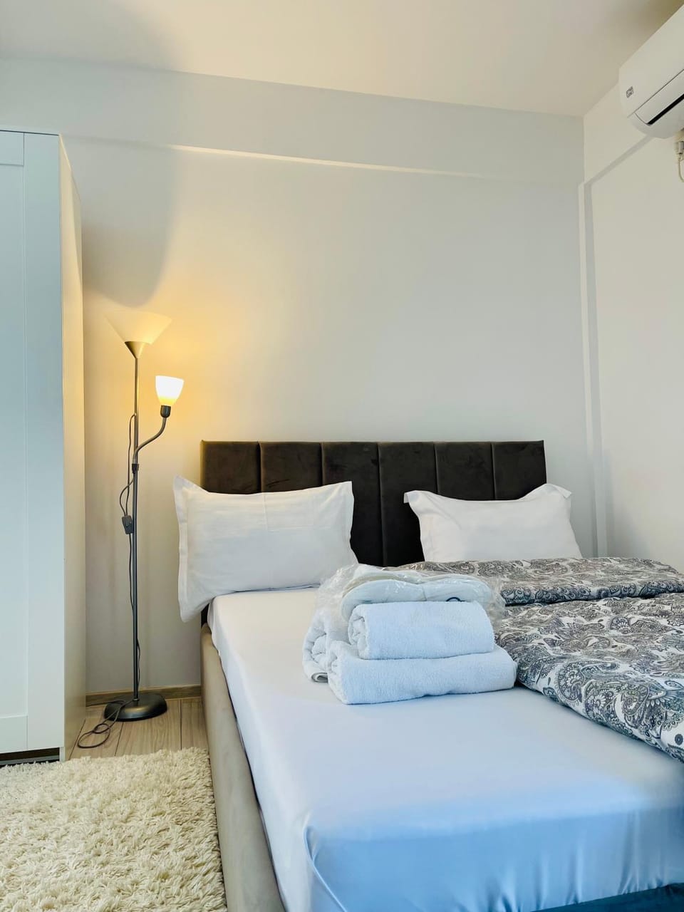 Studio Dumy near Airport Apartment in Romania
