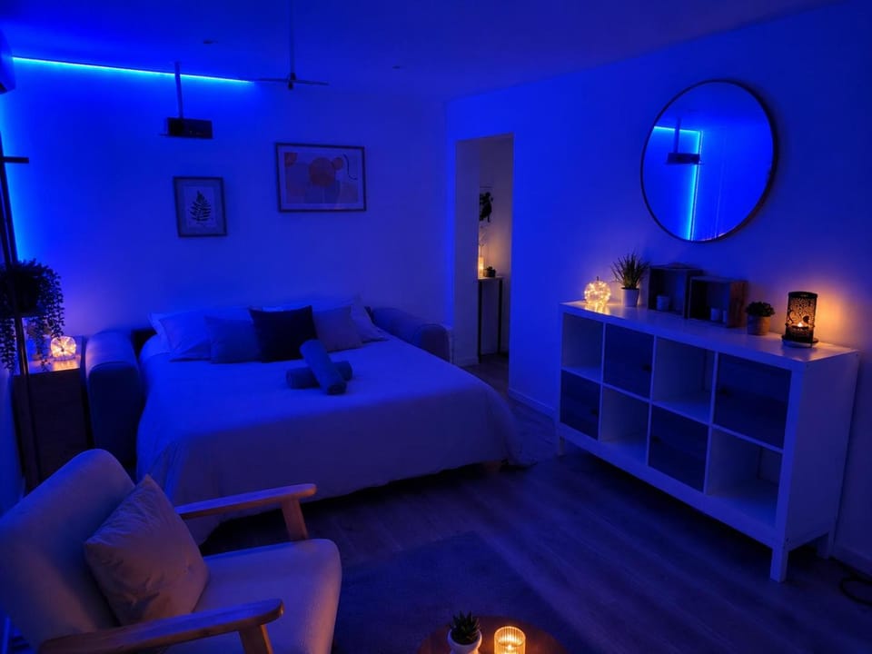 Photo of the whole room, Bedroom