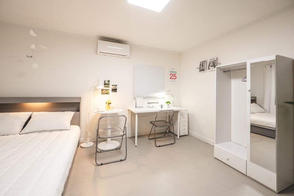 Bed, Seating area, Dining area, Bedroom, Meals, air conditioner