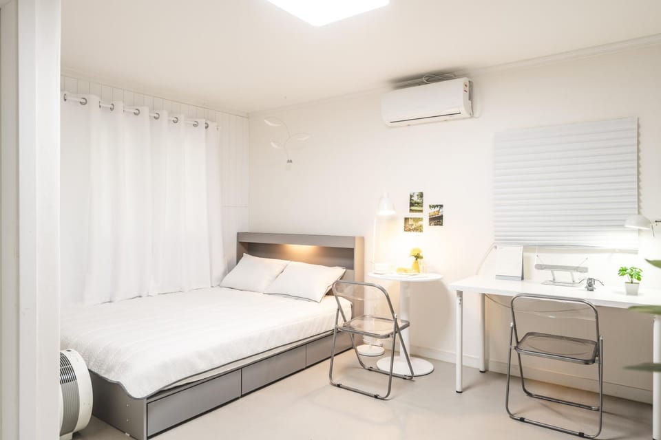Bed, Seating area, Bedroom, air conditioner