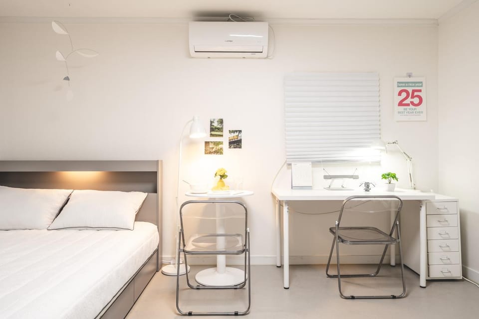 Bed, Seating area, Dining area, Bedroom, Meals, air conditioner