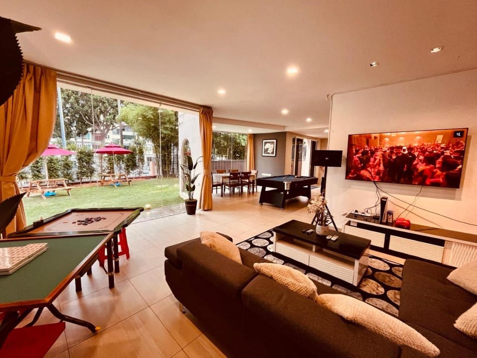 Communal lounge/ TV room, TV and multimedia, Living room, Seating area, Evening entertainment