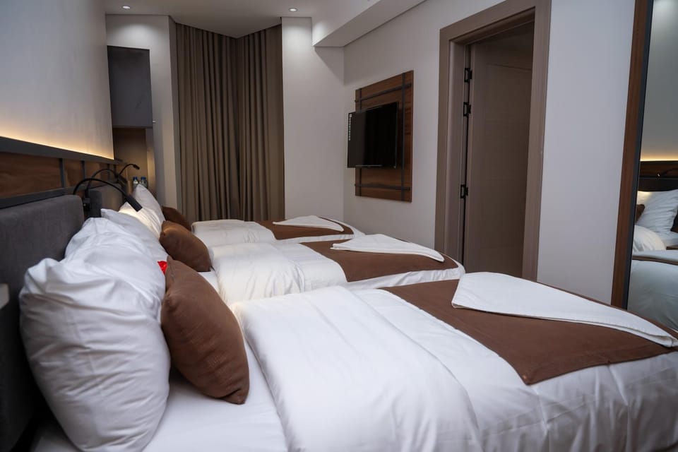 Bed, TV and multimedia, Photo of the whole room, Bedroom