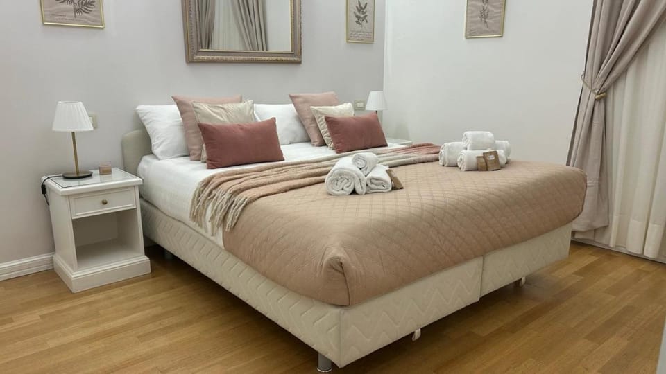 Photo of the whole room, Bedroom