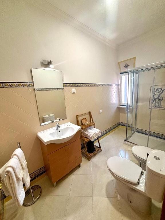 Shower, Toilet, Bathroom, bidet, towels
