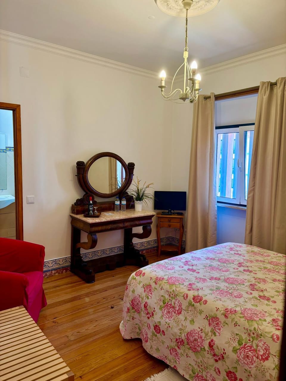 Bed, TV and multimedia, Bedroom