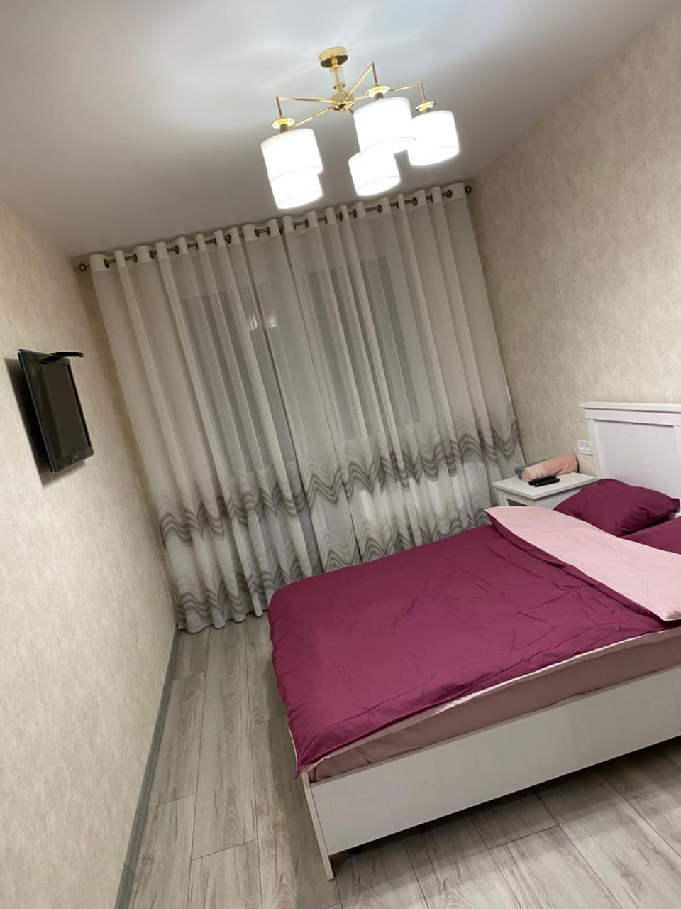 Bed, TV and multimedia, Photo of the whole room, Bedroom
