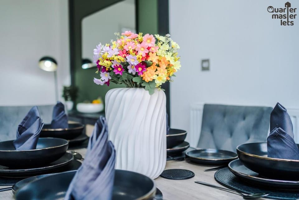 Decorative detail, Seating area, Dining area, Garden view, furniture, heating, internet, storage