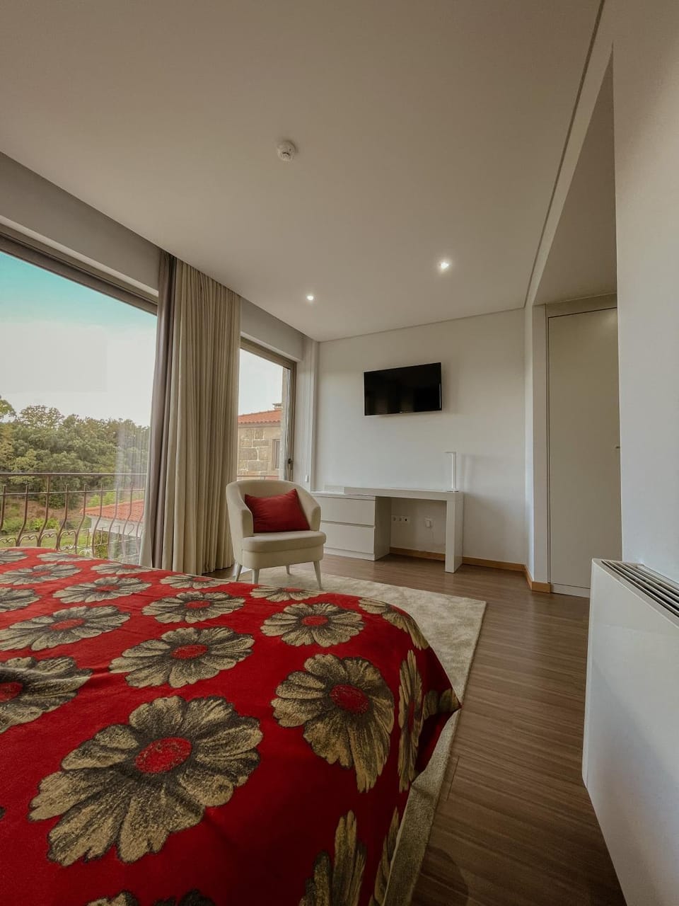 Bed, TV and multimedia, Balcony/Terrace, Seating area, Bedroom, Garden view, Mountain view