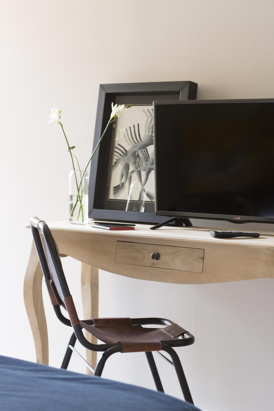 TV and multimedia, Seating area, Bedroom