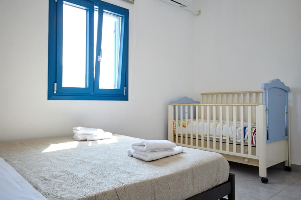 Bed, Bedroom, cot, towels