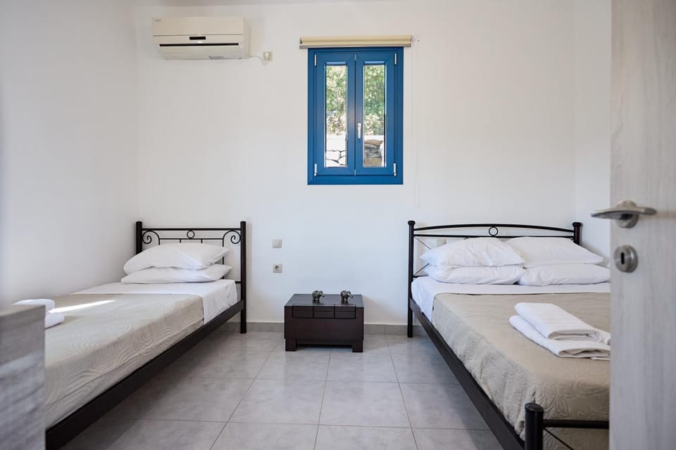 Bed, Bedroom, towels, air conditioner