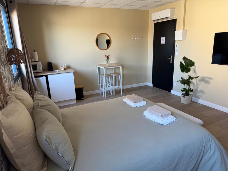 TV and multimedia, Dining area, Bedroom