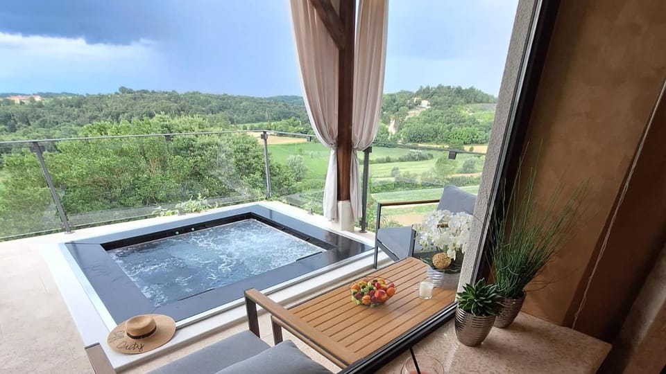 Hot Tub, Balcony/Terrace, Mountain view