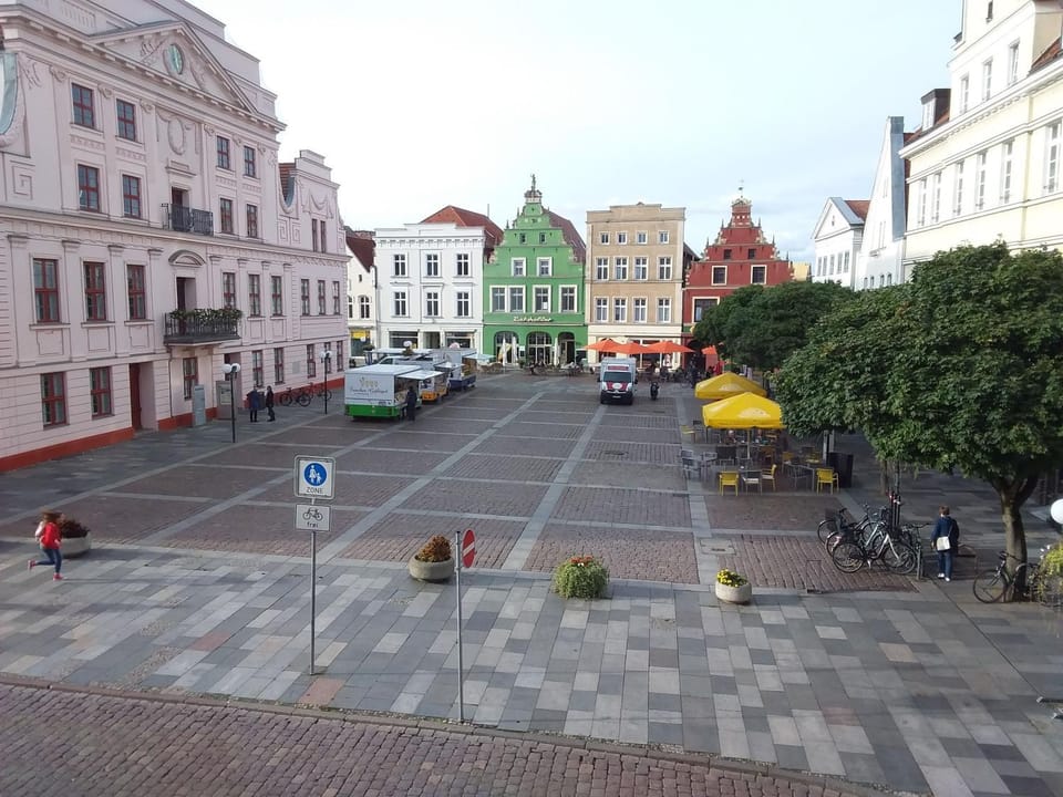 Landmark view, Street view