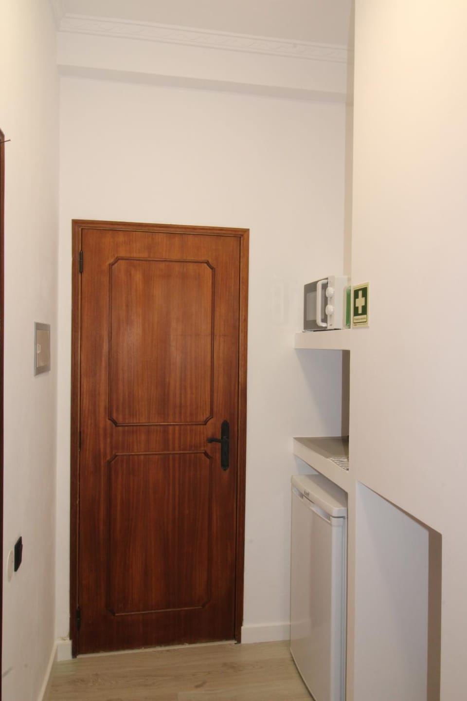 microwave, minibar