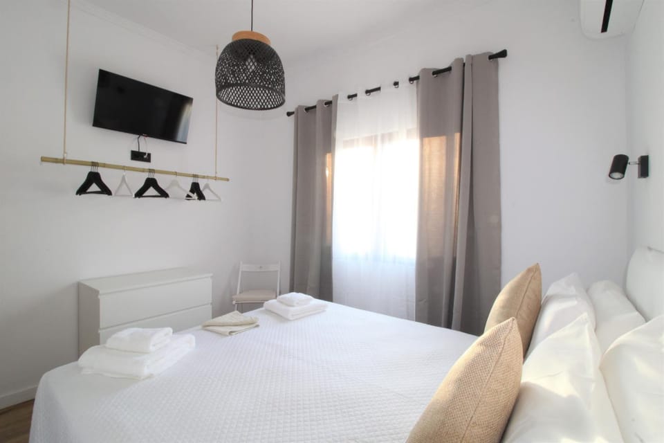 Bed, TV and multimedia, Bedroom, towels, air conditioner