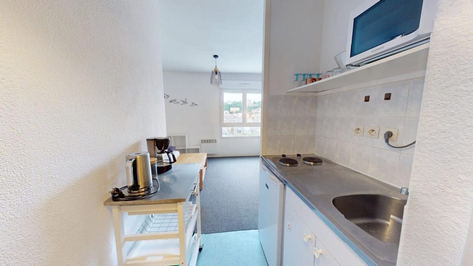 Coffee/tea facilities, Kitchen or kitchenette, stove