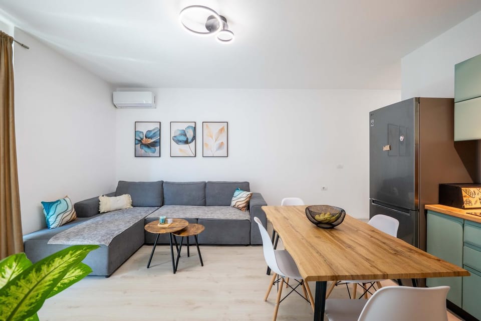Living room, Seating area, Dining area, air conditioner