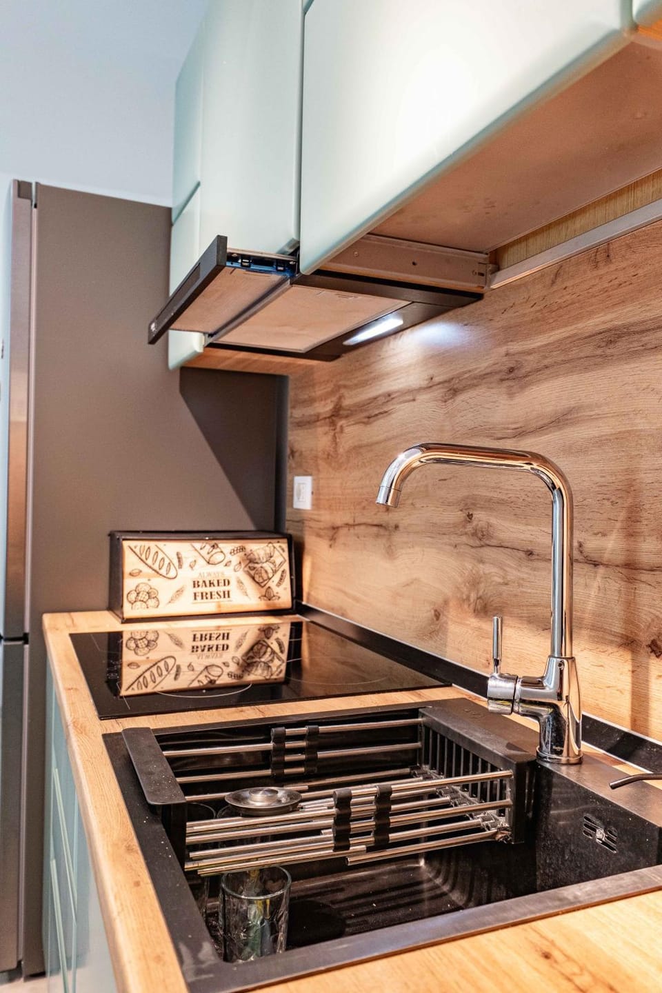 Kitchen or kitchenette, dishwasher, stove