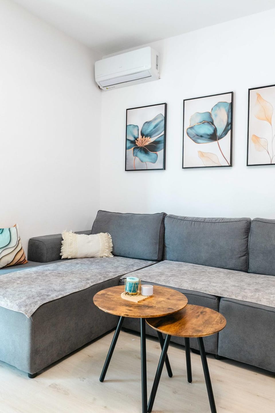 Living room, Seating area, air conditioner