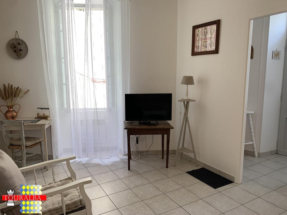 Echoppe Ancienne Boutique de cordonnier avec jardin privé Apartment in Nouvelle-Aquitaine