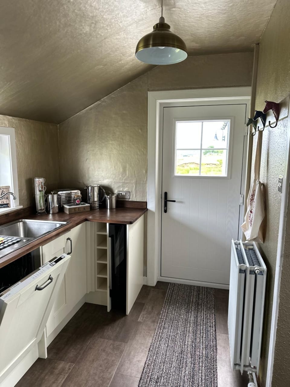 Kitchen or kitchenette, dishwasher