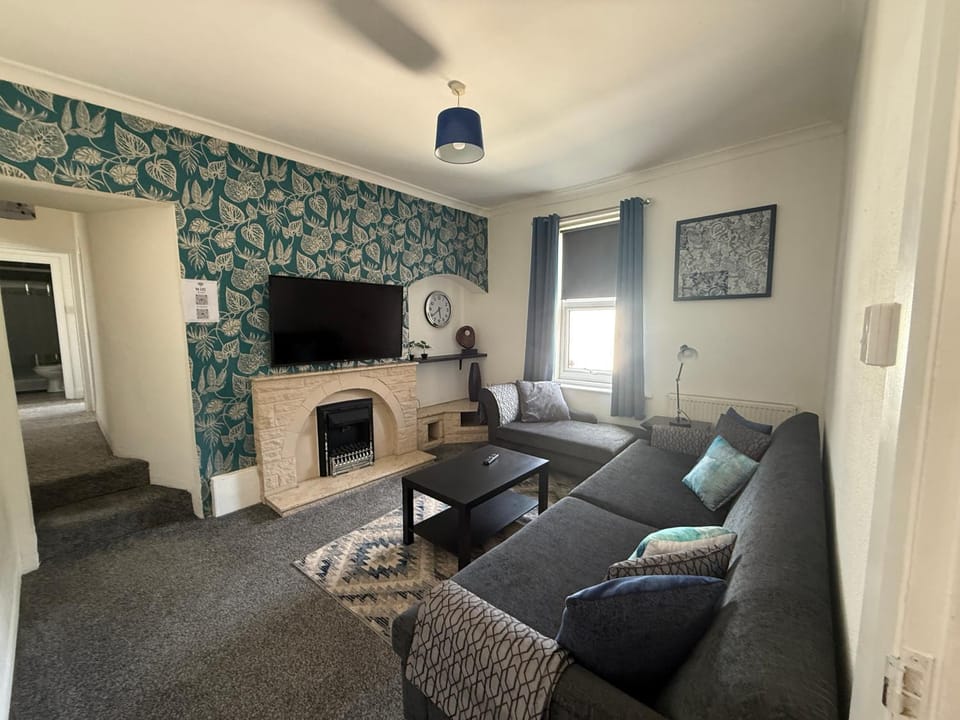 Communal lounge/ TV room, TV and multimedia, Living room, Seating area, Evening entertainment