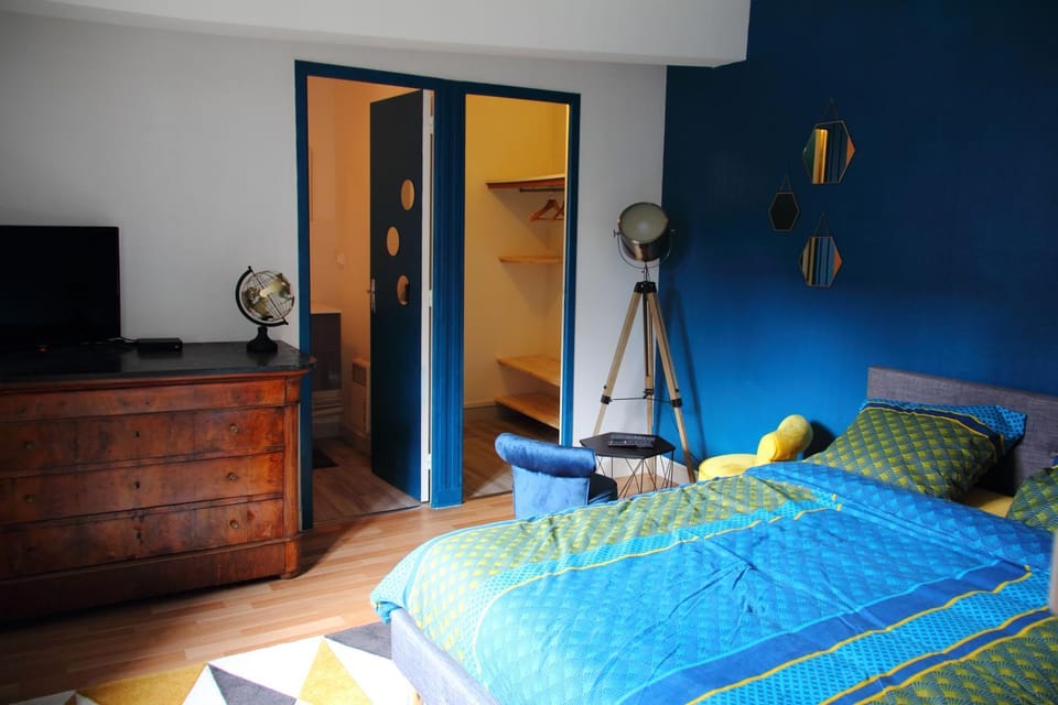 Bed, TV and multimedia, Photo of the whole room, Bedroom, wardrobe