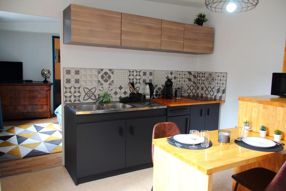Kitchen or kitchenette, Seating area, Dining area, microwave, stove