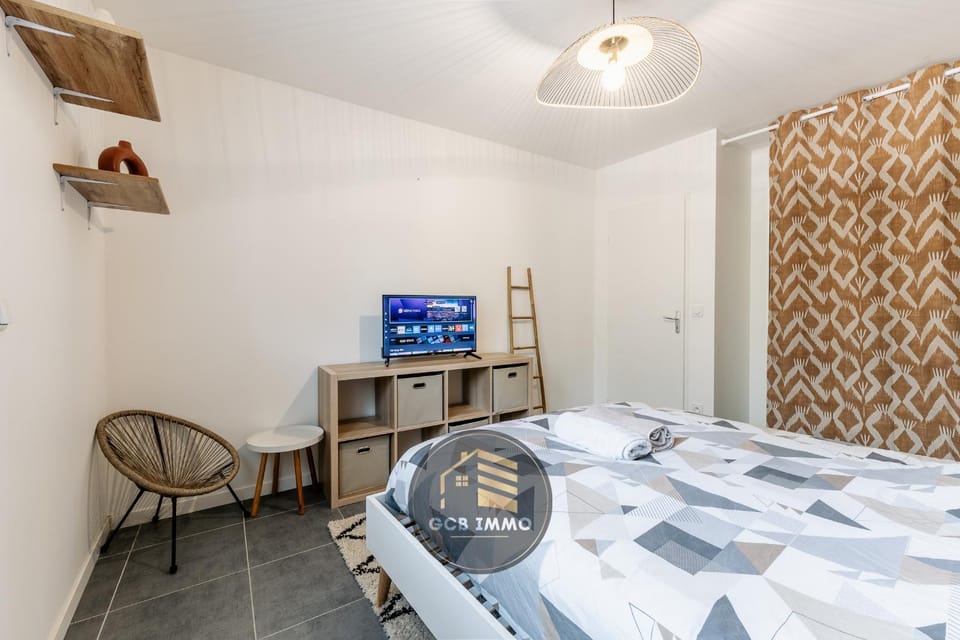 Bed, TV and multimedia, Photo of the whole room, Bedroom