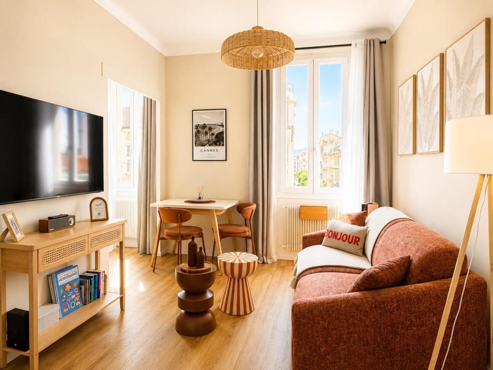 TV and multimedia, View (from property/room), Living room, Seating area, Dining area