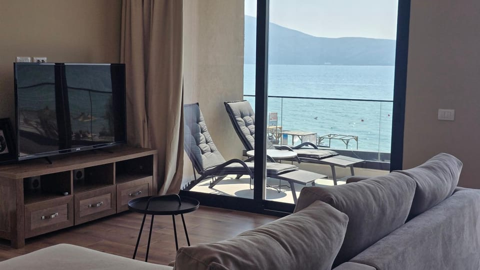 Communal lounge/ TV room, TV and multimedia, Living room, Seating area, Sea view