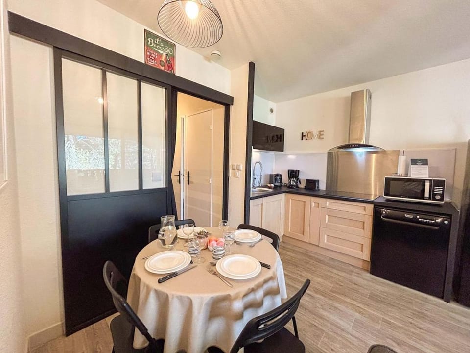 Studio dans une résidence avec piscine à Sanary Apartment in Sanary-sur-Mer