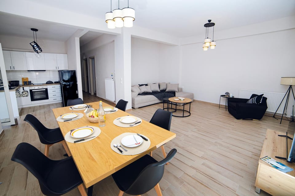 Kitchen or kitchenette, Seating area, Dining area