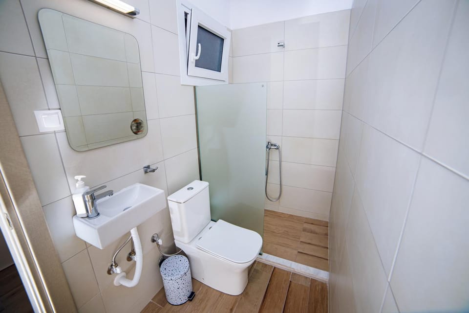 Shower, Toilet