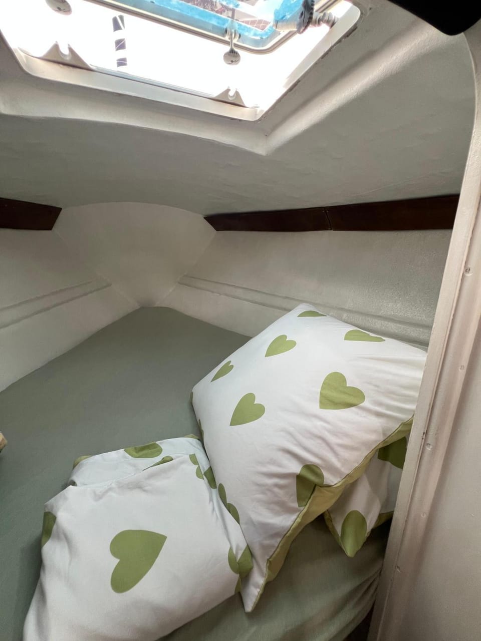 Bed, Photo of the whole room, Bedroom, bunk bed, towels
