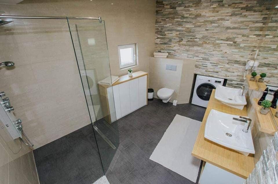 Apartman s hidromasažnom kadom Apartment in Okrug Gornji