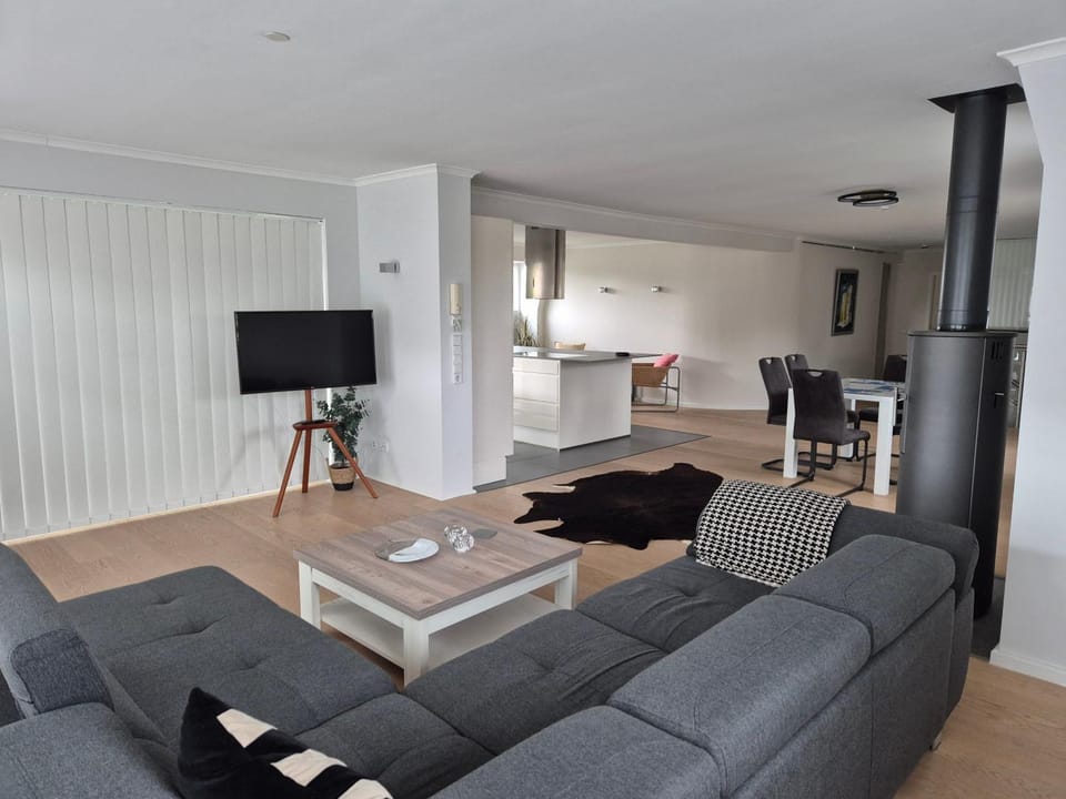 Communal lounge/ TV room, TV and multimedia, Kitchen or kitchenette, Seating area, Evening entertainment