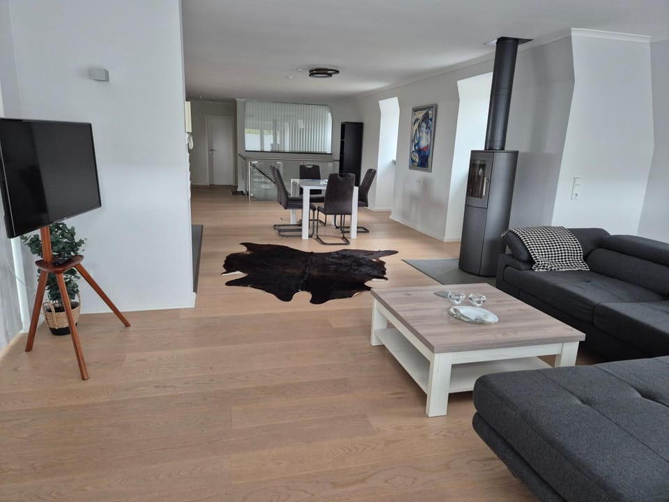 TV and multimedia, Living room, Seating area, Evening entertainment