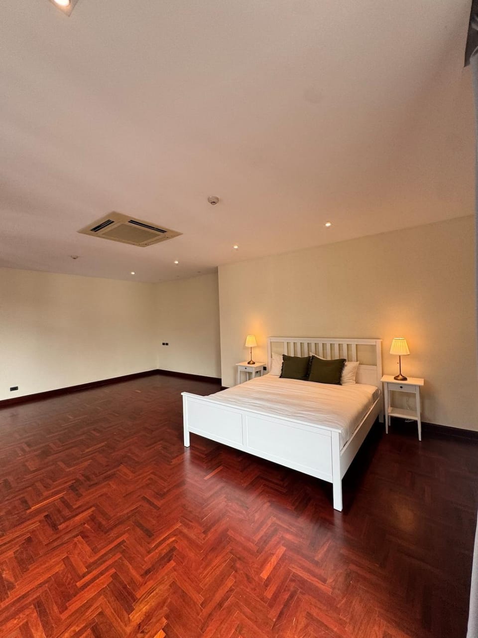 Central BKK Luxuxy Pool Villa 4BR Villa in Bangkok
