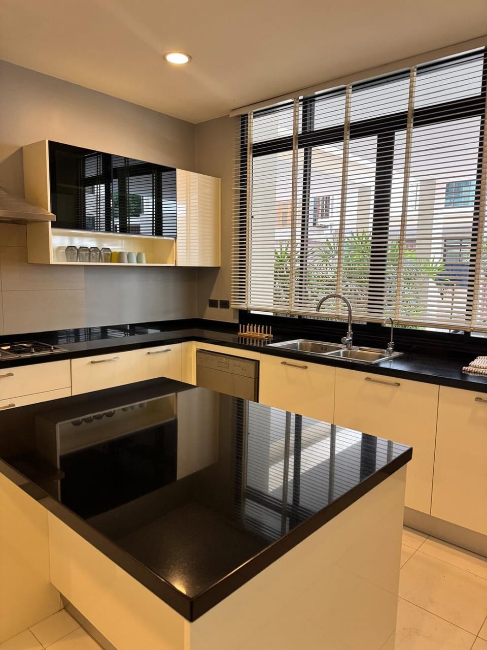 Central BKK Luxuxy Pool Villa 4BR Villa in Bangkok